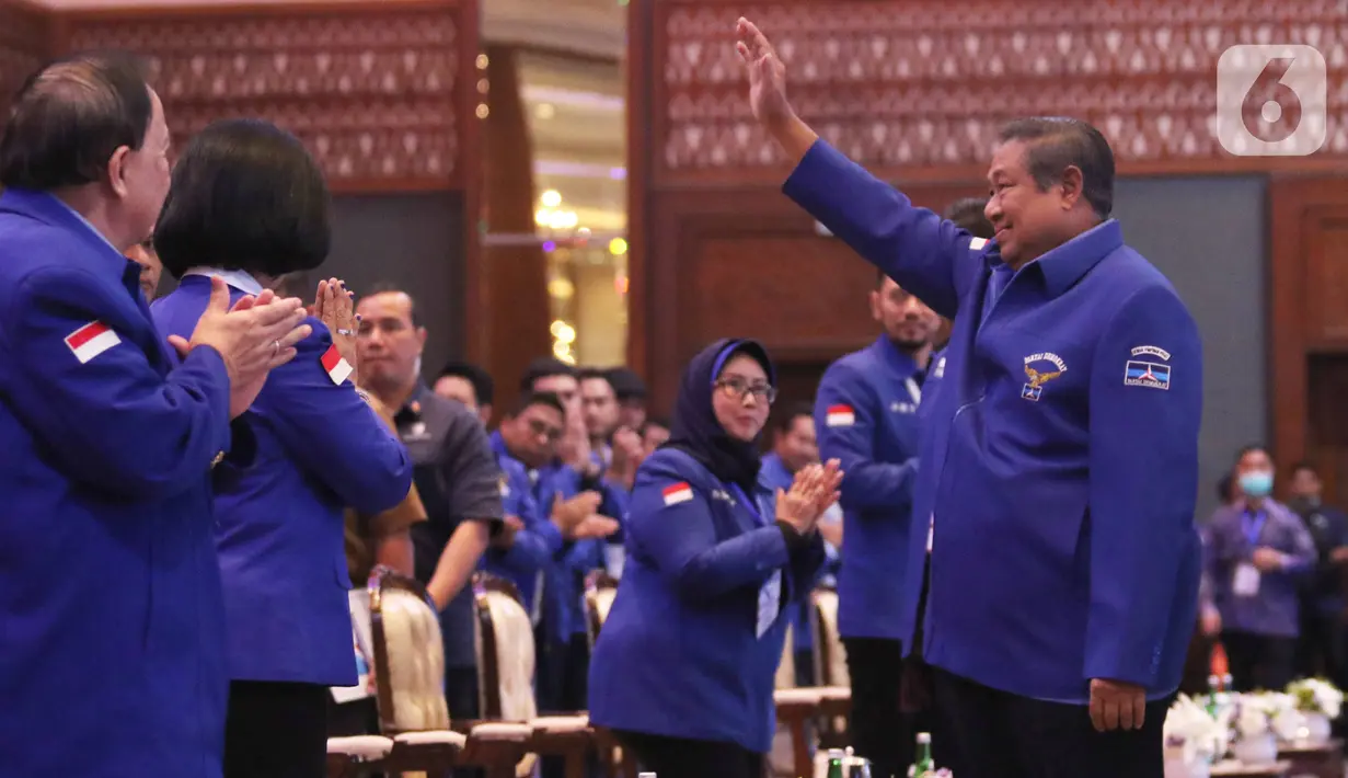 Ketum Partai Demokrat Susilo Bambang Yudhoyono menyapa kadernya saat menghadiri Kongres ke V Partai Demokrat di JCC, Jakarta, Minggu (15/3/2020). SBY akan digantikan Agus Harimurti Yudhoyono (AHY) yang telah mendapatkan dukungan 93 persen dari pemegang hak suara Demokrat. (Liputan6.com/Angga Yuniar)