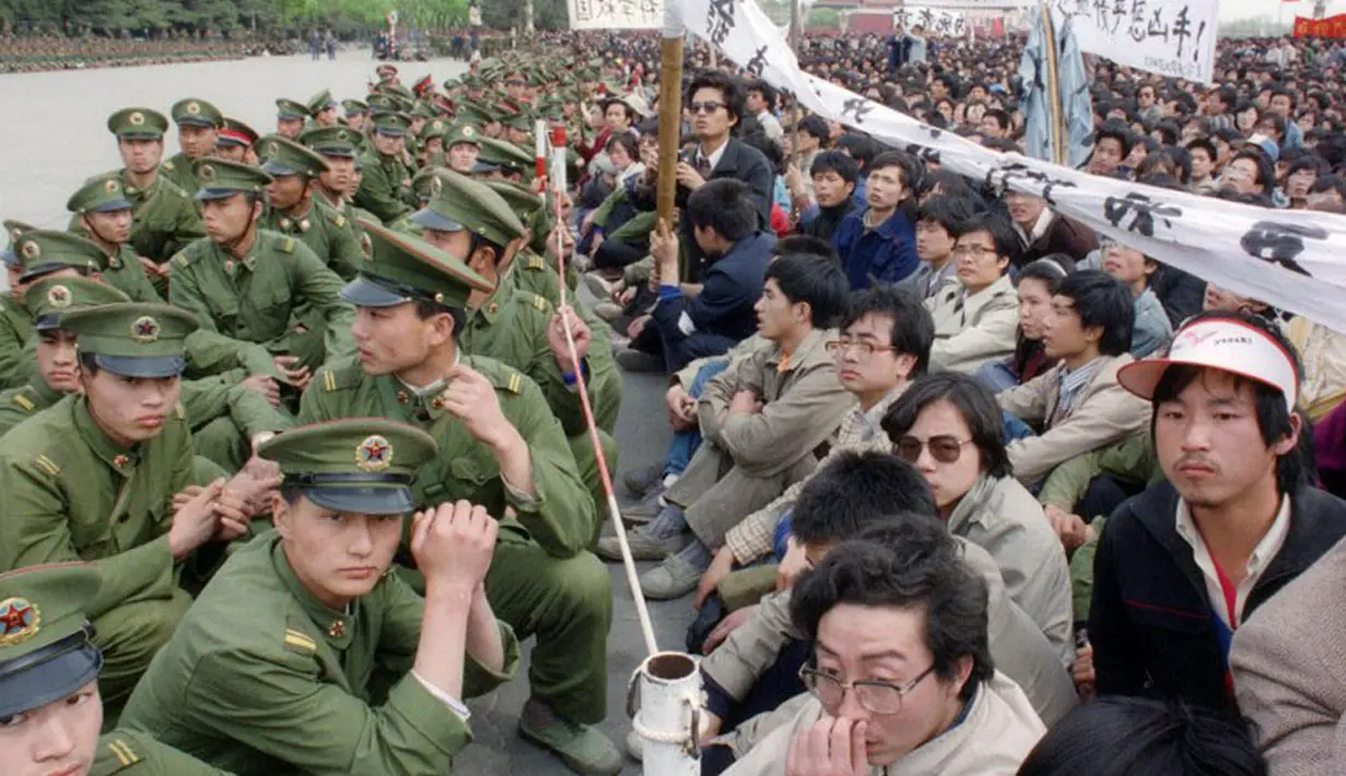 22 April 1989, ratusan aktivis pro-demokrasi berhadapan dengan aparat kepolisian saat berunjuk rasa di Lapangan Tiananmen, Tiongkok. (AFP PHOTO/CATHERINE Henriette)