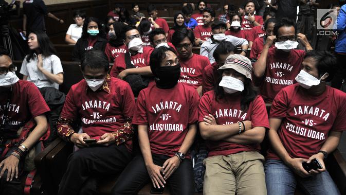 Aktivis Koalisi Inisiatif Bersihkan Udara Koalisi Semesta (Ibu kota) menghadiri sidang perdana gugatan polusi udara di Jakarta di PN Jakarta Pusat, Kamis (1/8/2019). Mereka mengenakan masker dan pakaian kaus berwarna merah bertuliskan 