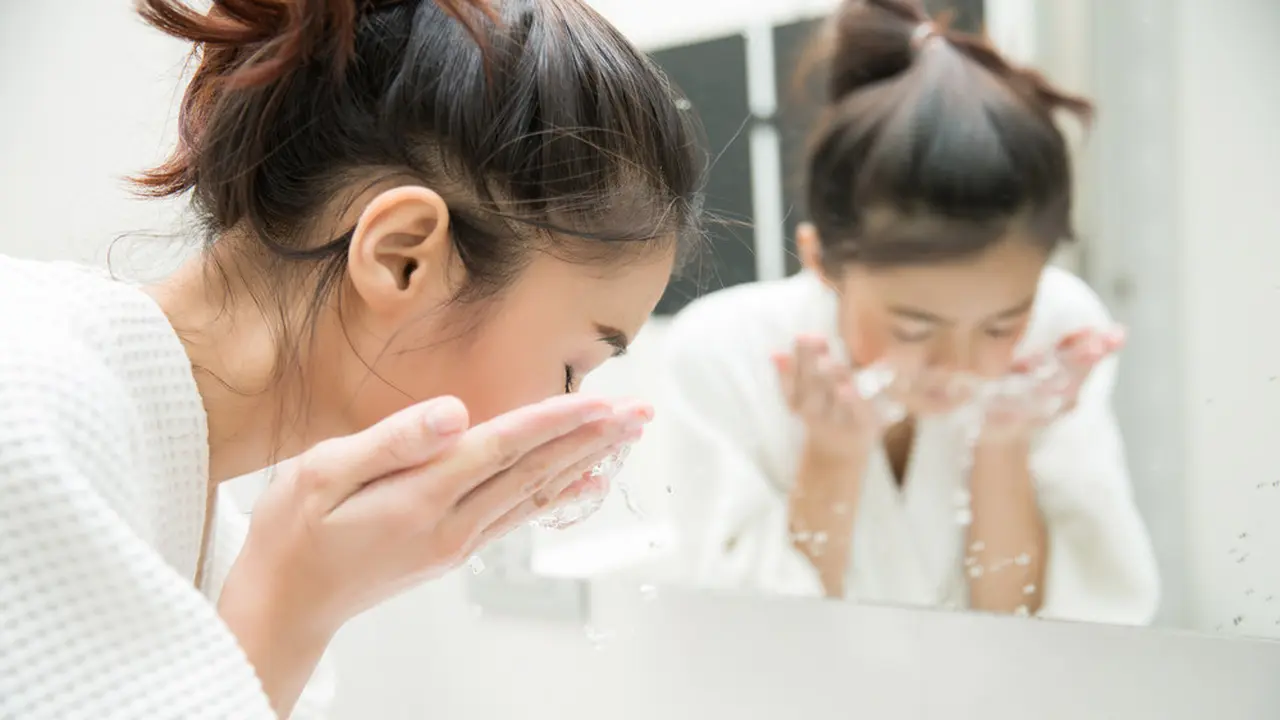 4 Hal Yang Akan Terjadi Pada Kulit Wajahmu Jika Kamu Lupa Mencuci Muka Sebelum Tidur