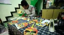Harsono (42), menyelesaikan proses pembuatan kacamata dengan filter khusus untuk melihat gerhana matahari di Jogja Astro Club, Yogyakarta, Minggu (6/3). Kacamata gerhana matahari menjadi buruan warga yang ingin menyaksikan fenomena alam itu (Boy Harjanto)