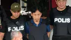 WN Korut Ri Jong Chol dikawal dua anggota polisi meninggalkan markas Polisi Sepang, Malaysia, Jumat (3/3). Kurangnya bukti terkait pembunuhan terhadap Kim Jong-nam, Malaysia resmi membebaskan Ri Jong Chol dari tahanan. (Muneyoshi Someya/Kyodo News via AP)