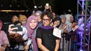 Selain produser, sang sutradara Riri Riza pun juga diajak selfie. Jeritan dan teriakan selalu terdengar dari fans remaja putri ini. (Andy Masela/Bintang.com)