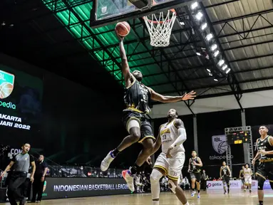 Pemain Dewa United Surabaya, Dishon Lurell Lowery berusaha memasukkan bola saat laga lanjutan Seri 1 IBL 2022 melawan Tangerang Hawks Basketball Club di Hall Basket GBK, Senayan, Kamis (20/01/2022). (Bola.com/Bagaskara Lazuardi)