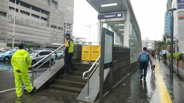 Pintu eskalator di Stasiun MRT Bundaran HI ditutup karena hujan.