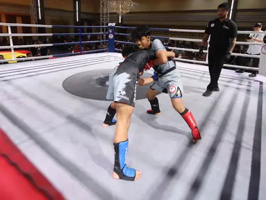 Petarung muda saat beraksi dalam Kejuaraan Nasional MMA U-18 2024 di Golden Boutique Hotel, Kemayoran, Jakarta, Sabtu (11/5/2024). (Bola.com/M Iqbal Ichsan)