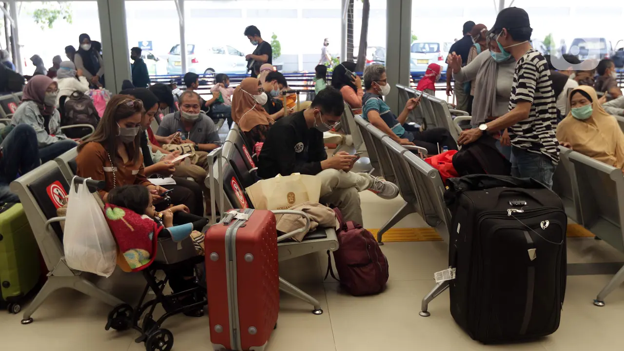 FOTO: Larangan Mudik Berakhir, Stasiun Pasar Senen Kembali Ramai