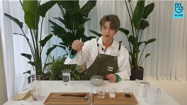 Kang Daniel membuat dalgona coffee (Vlive/ KANGDANIEL)