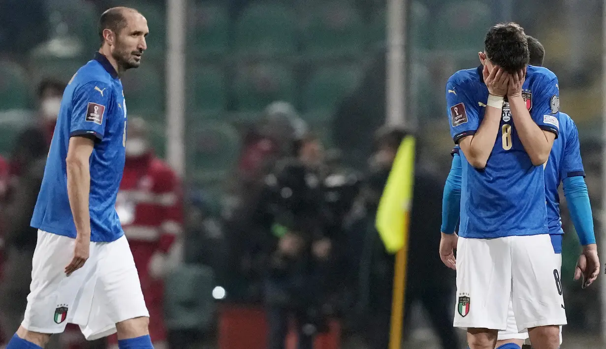 Hasil ini mengantar Makedonia Utara melaju ke babak final jalur C dan akan bertemu Portugal. Sementara Italia kembali merasakan pilu yang sama seperti di tahun 2018 lalu. (AP/Antonio Calanni)