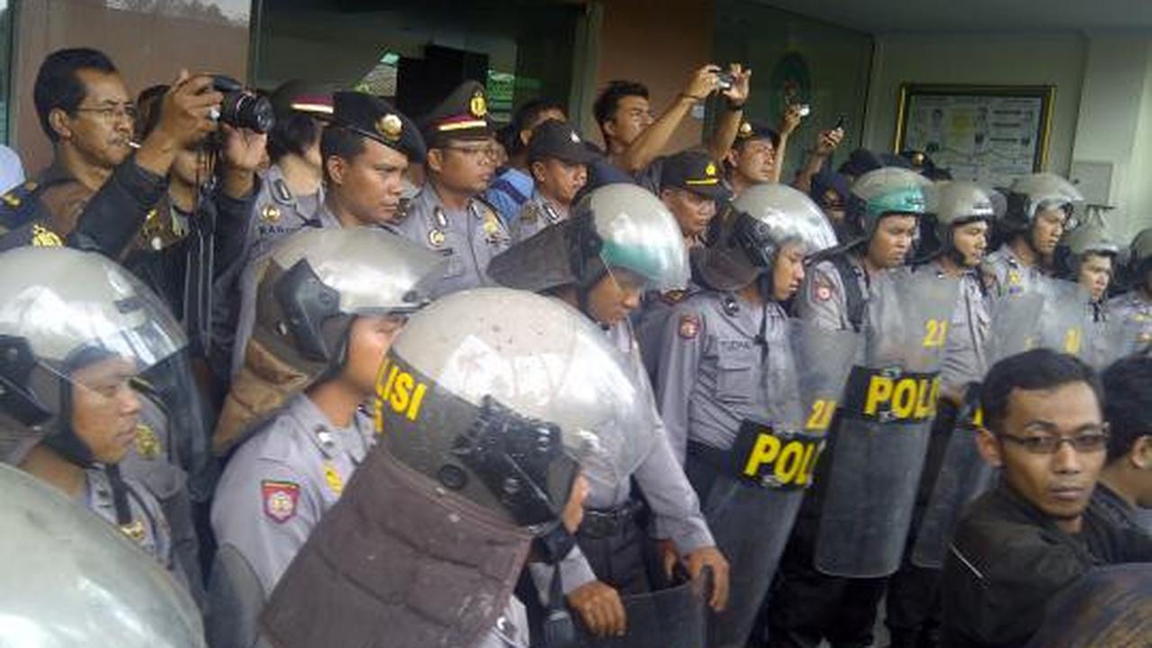 Ratusan warga ricuh saat sidang kasus pemotongan 2 bambu