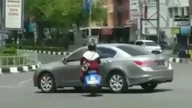 Melanggar Peraturan, Emak-emak Kena Batunya