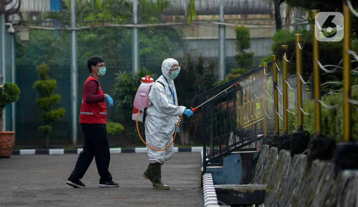 Petugas melakukan penyemprotan disinfektan di Lembaga Pemasyarakatan Kelas I Cipinang, Jakarta, Jumat (20/3/2020). Adapun ruangan yang disterilisasi antara lain ruang tunggu pengunjung, halaman maupun pekarangan lapas, masjid, serta ruang tahanan. (merdeka.com/Imam Buhori)