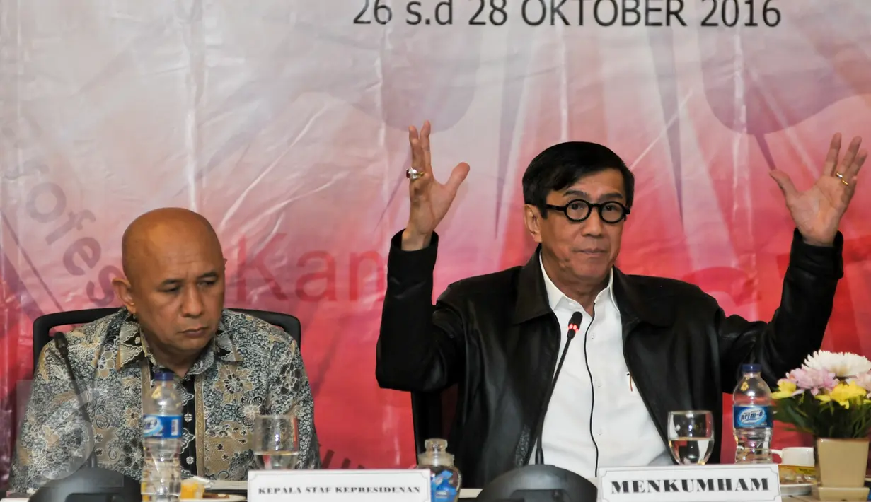 Menkumham Yasonna Laoly dan Kepala Staf Presiden Teten Masduki saat diskusi Focus Group Discussion (FGD) di Bogor, Rabu (26/10). Menkumham mengumpulkan pakar hukum untuk menyusun program dan strategi reformasi regulasi. (Liputan6.com/Yoppy Renato)