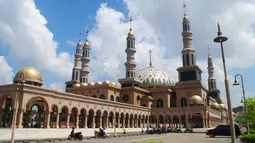 Masjid Islamic Center terletak di kelurahan Teluk Lerong Ulu, Kota Samarinda, Kalimantan Timur. Dengan latar depan berupa tepian sungai Mahakam. Masjid ini mampu menampung hingga 10.000 jamaah. (Istimewa)