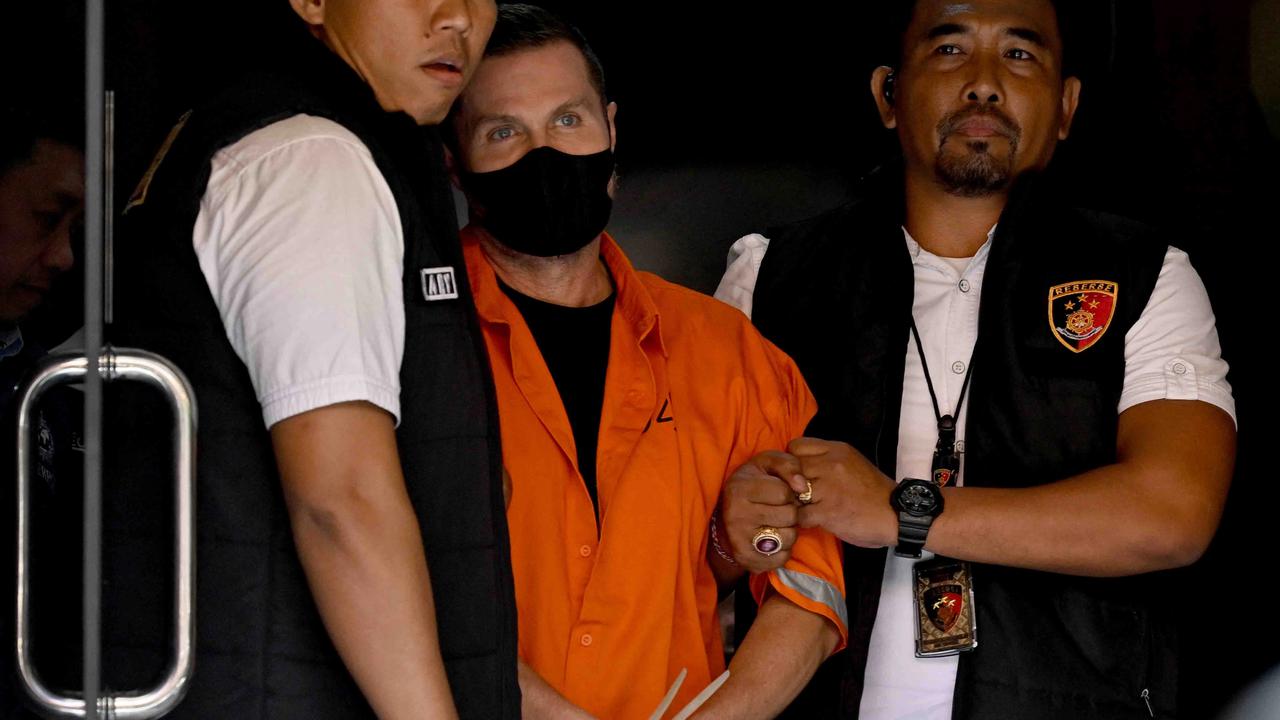 FOTO: Polri Amankan Buronan Internasional Sindikat Narkoba di Bandara Bali