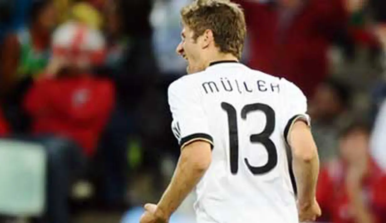 Selebrasi striker Jerman Thomas Mueller seusai menjebol gawang Inggris di babak 16 besar PD 2010 di Free State Stadium, Bloemfontein, 27 Juni 2010. Jerman unggul 4-1. AFP PHOTO / JEWEL SAMAD 