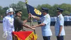 Panglima TNI Jenderal Gatot Nurmantyo (kanan) menyerahkan pataka TNI AU ke Marsekal TNI Hadi Tjahjanto di Lanud Halim Perdanakusuma, Jakarta, Jumat (20/1). Marsekal TNI Hadi Tjahjanto menggantikan Agus Supriatna‎ sebagai KSAU. (Liputan6.com/Helmi Afandi)