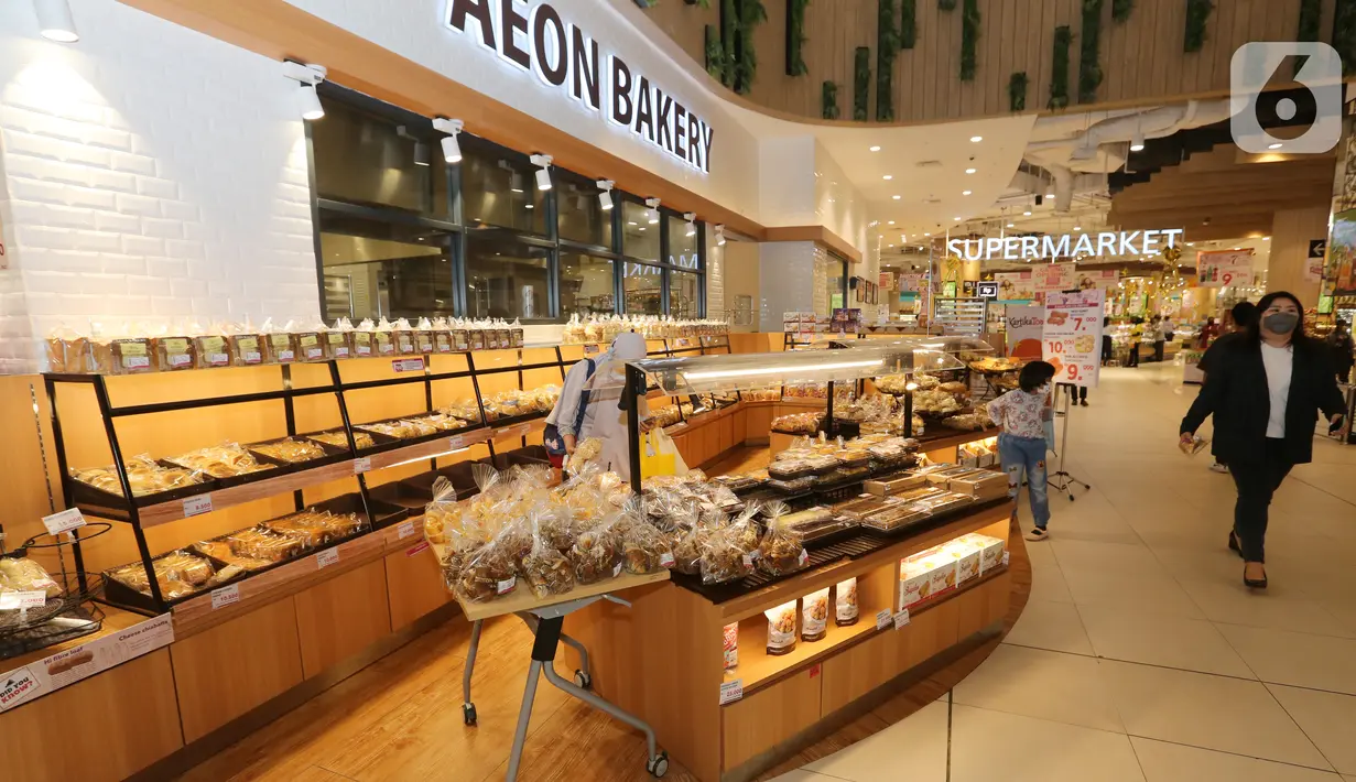 Pengunjung melintas di AEON MALL Tanjung Barat, Jakarta (20/05/2022). Pusat perbelanjaan yang memiliki South Gate Sky Garden juga menyediakan sesi Digital Illumination setiap hari di area outdoor.  (Liputan6.com/Fery Pradolo)