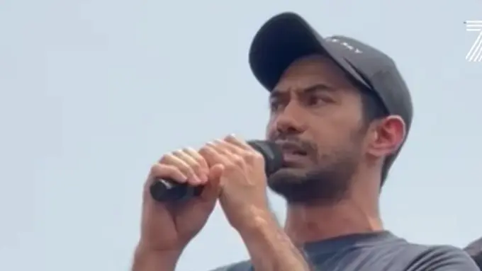 Reza Rahadian lakukan orasi (YouTube)