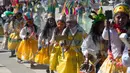 Gadis-gadis mengenakan rok dari kantong plastik beras sambil menari "Chunchus" pada festival di Bolivia, Selasa (14/8). Siswa sekolah San Roque membuat kostum dari bahan daur ulang untuk meningkatkan kesadaran pengelolaan limbah padat. (AP/Juan Karita)