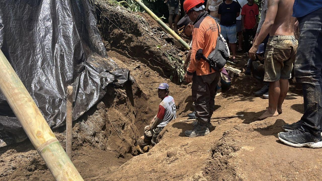 3 Orang Pekerja Bangunan Tertimbun Tanah Longsor, 1 Orang Meninggal