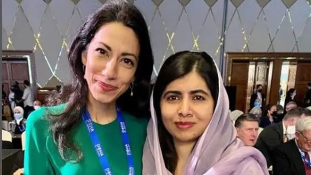 Sosok Politisi Muslim Huma Abedin yang Berkencan dengan Bradley Cooper