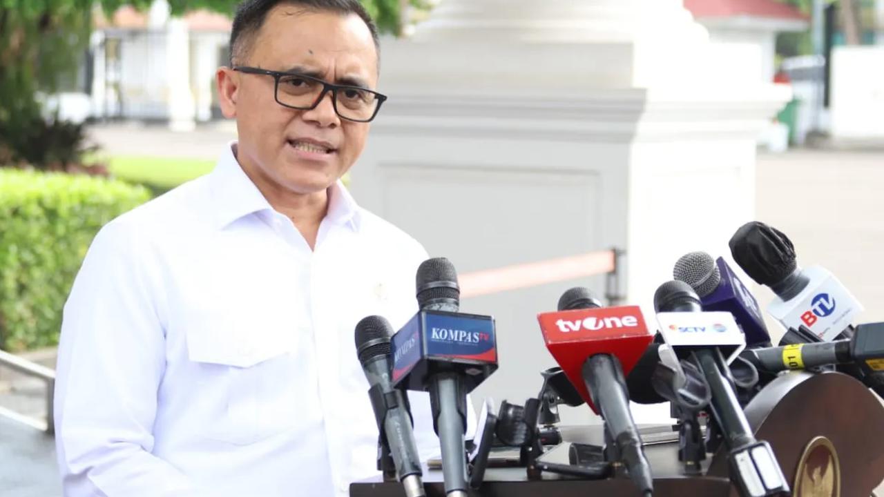 Anas menjelaskan, hal itu dikarenakan tahun ini lowongan diprioritaskan untuk 80 persen untuk honorer yang telah mengabdi. Ada yang mulai 5 tahun, 10 tahun, bahkan ada yang telah 20 tahun mengabdi.