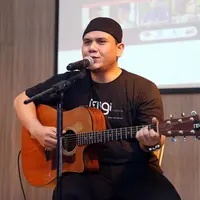 Menjelang Ramadhan, banyak musisi meluncurkan single atau album bertema religi. Begitu juga dengan Fadly Padi yang sering meluncurkan album religi. Tahun ini, Fadly masuk dalam album religi bersama penyanyi internasional. (Nurwahyunan/Bintang.com)