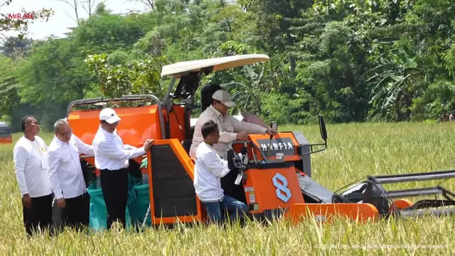 Presiden Prabowo Subianto saat menjajal mesin panen atau Combine Harvester saat panen raya di Kabupaten Majalengka, Provinsi Jawa Barat.