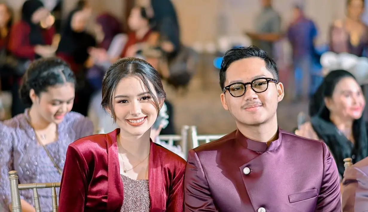 Sarah Menzel juga turut serta di acara Mitoni Aurel Hermansyah. Kebaya pilihan Sarah tak kalah cantik, bersiluet kutubaru dari bahan velvet dengan bagian tengah dipenuhi payet berkilauan. [Foto: Instagram/ashanty_ash]
