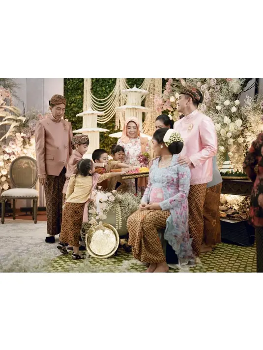 Di tengah kesakralan proses siraman, tingkah empat keponakan Erina Gudono turut jadi sorotan [@erinagudono]