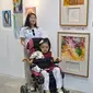 Audrey Kurniawan, Founder FTHO bersama Teresa Olivia Purba, pelukis dengan celebral palsy yang ikut berpartisipasi dalam pameran seni Canvas of Dreams. (Foto: Istimewa)