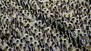 Ribuan pasangan pengantin berdoa selama pernikahan massal yang diselenggarakan oleh Gereja Unifikasi di Gapyeong di Gapyeong, Korea Selatan, Selasa (3/2/2015). (AFP PHOTO/Ed Jones)