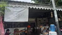 Di tengah kesulitan usai gempa Mamuju, sebuah warung makan gratis dari penyintas menjadi pengampu bagi para relawan dan jurnalis yang bertugas di wilayah tersebut. (Liputan6.com/Heri Susanto)