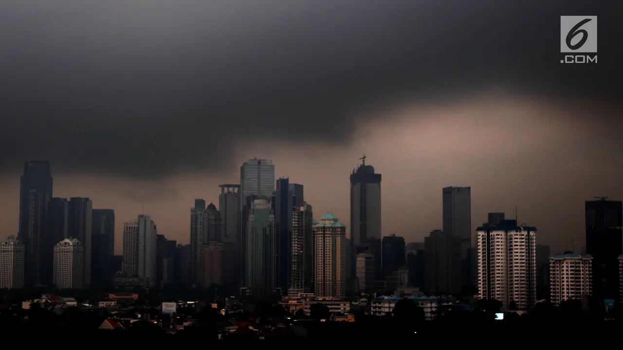 Penampakan Awan Hitam Selimuti Langit Jakarta