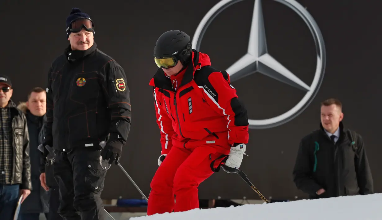 Presiden Rusia Vladimir Putin (kanan) dan Presiden Belarusia Alexander Lukashenko (kiri) bersiap untuk bermain ski di Krasnaya Polyana dekat resor Laut Hitam Sochi, Rusia, Rabu (13/2). (Sergei Chirikov/Pool Photo via AP)