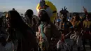 Penduduk asli memprotes di luar gedung Mahkamah Agung di Brasilia (25/8/2021).  Ribuan pengunjuk rasa pribumi berkumpul di ibu kota Brasil saat Mahkamah Agung bersiap menangani kasus yang dapat menghilangkan keberatan atas tanah leluhur mereka. (AFP/Carl De Souza)