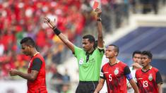 Pemmain Timor Leste, Filipe Oliveira (kiri) diusir wasit, Nagor Amir Amir Bin Noor Mohamed saat melakukan pelanggarann terhadap pemain Indonesia pada laga grup B SEA Games di Selayang, Malaysia (20/8/2017). Indonesia menang 1-0. (AP/Adrian Hoe)