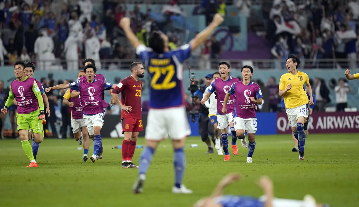 Para pemain Jepang merayakan kemenangan atas Spanyol 2-1 usai pertandingan grup E Piala Dunia di Stadion Internasional Khalifa di Doha, Qatar, Jumat, 2 Desember 2022. (AP Photo/Aijaz Rahi)