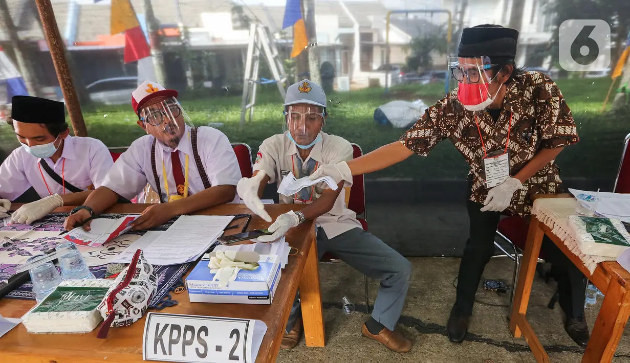 Petugas KPPS berseragam sekolah duduk di kursi pada Pilkada Tangerang Selatan di TPS 49 Cendana Residence, Pondok Benda, Pamulang, Rabu (9/12/2020). TPS yang mengusung Rindu Sekolah Lagi (Kisah-Kasih di Sekolah) terapkan protokol kesehatan pada Pilkada Serentak 2020. (Liputan6.com/Fery Pradolo)