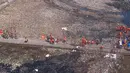Foto aerial proses pengerukan sampah di kawasan Hutan Mangrove Ecomarine Muara Angke, Jakarta Utara, Minggu (18/3). Sekitar 400 petugas PPSU gabungan dari Dinas Lingkungan Hidup membersihkan tumpukan sampah tersebut. (Liputan6.com/Arya Manggala)