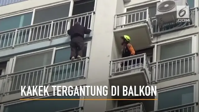 Proses penyelamatan seorang kakek penderita demensia yang tergantung di balkon apartemen terekam kamera.