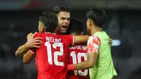 Pemain Timnas Indonesia U-19, Jens Revan, bersama rekannya merayakan kemenangan atas Kamboja U-19 pada fase Grup Piala AFF U-19 2024 di Stadion Gelora Bung Tomo (GBT), Surabaya, Sabtu (20/7/2024) malam WIB. (Bola.com/Aditya Wany)