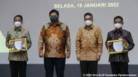 Penghargaan tersebut diserahkan langsung oleh Menko Perekonomian Airlangga Hartarto kepada Direktur Bisnis Mikro BRI Supari di Jakarta, 18 Januari 2022/Istimewa.