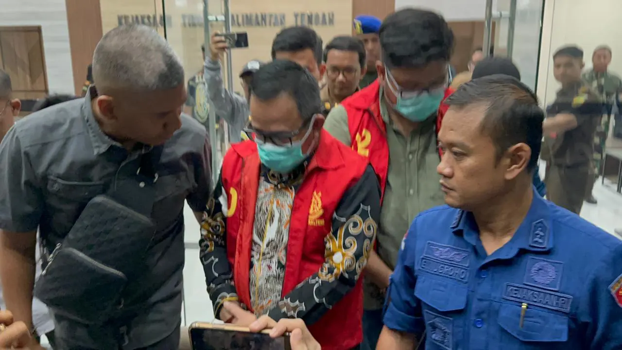 Kepala Dinas Energi dan Sumber Daya Mineral (ESDM) Provinsi Kalteng, Vent Christway ditahan dalam kasus dugaan korupsi pada sektor pertambangan zirkon.