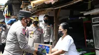Korps Lalu Lintas Polri (Korlantas) Polri memberikan 1.000 paket bantuan sosial (baksos) ke para pemulung dan penjual asongan di kawasan Setiabudi, Jakarta Selatan. (Istimewa)