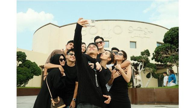 6 Potret Manis Pemain Timnas dan Pasangan Jalan-Jalan di Qatar Usai Bertanding