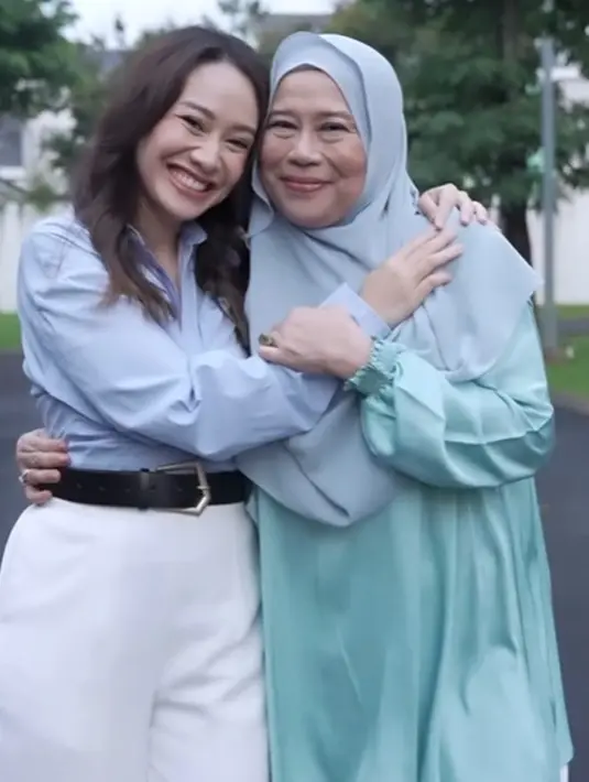 Kali ini, keduanya kembali tampil kompak dengan outfit bernuansa hijau-biru. Dewi Yull tampil cantik dengan atasan satin hijau muda, ia padukan dengan celana panjang putih dan hijab abu-abu polos, sedangkan Merdi tampil chic dengan kemeja lengan panjang, celana panjang putih, dan belt hitam. [Foto: Instagram/merdioctav]