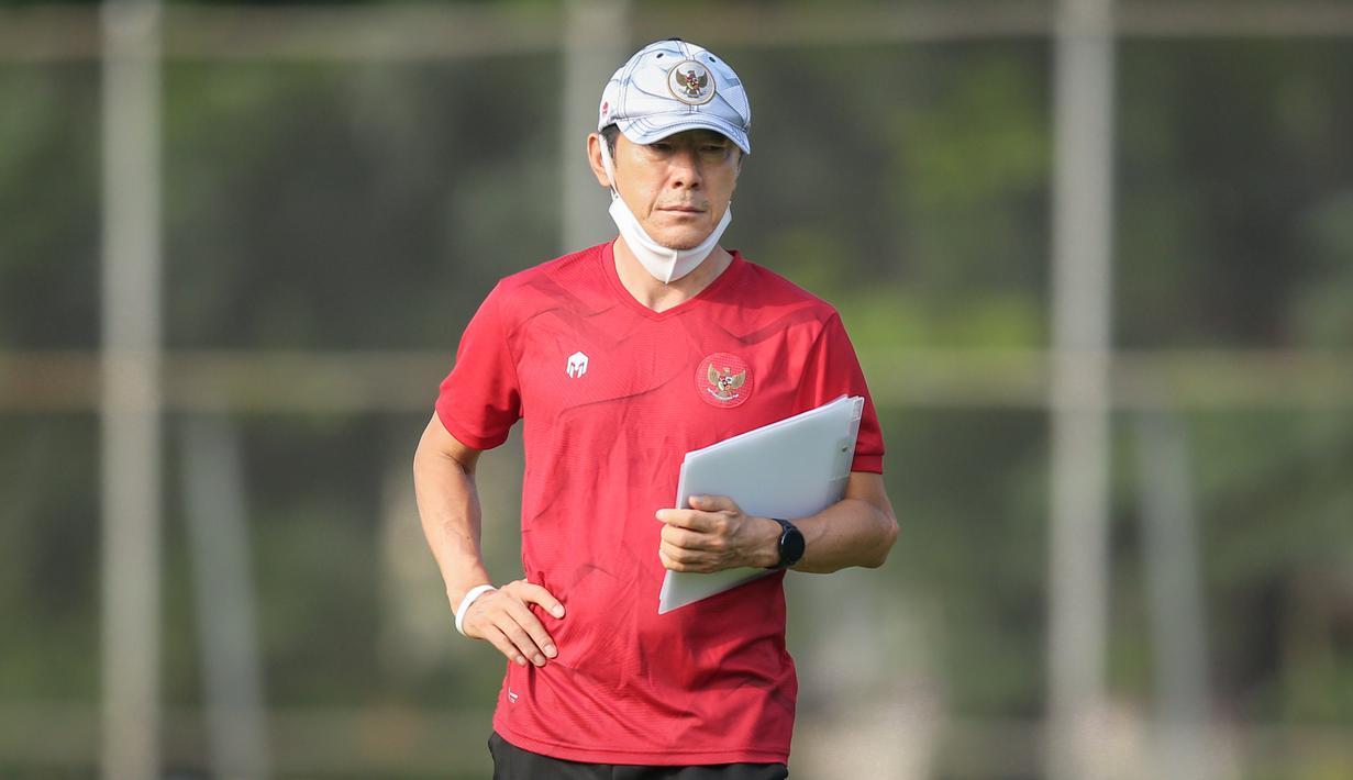 Shin Tae-yong dikenal dengan pelatih yang gemar memainkan pemain muda di skuat Merah Putih. Hal tersebut terlihat saat Timnas Indonesia berlaga di Kualifikasi Piala Dunia 2022. Namun, sebaiknya pria asal Korea Selatan itu harus mempertimbangkan memainkan pemain senior. (Bola.com/Bagaskara Lazuardi)