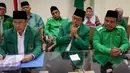 Wakil Ketua Umum Humprey Djemat (kiri) serta sejumlah pengurus DPP PPP menggelar jumpa pers di Jakarta, Kamis (23/3). PPP Djan Faridz resmi memecat Romahurmuziy alias Romy sebagai kader partai berlambang kabah itu. (Liputan6.com/Faizal Fanani)